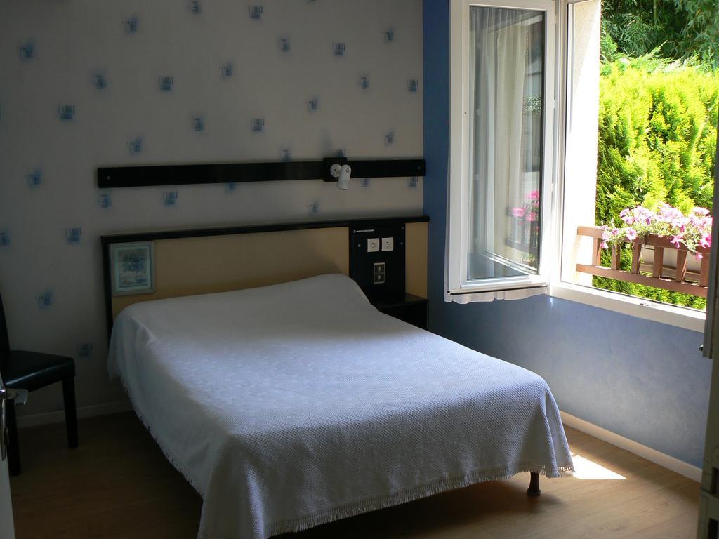 Hotel Restaurant Le Bourgneuf Morlaas ภายนอก รูปภาพ