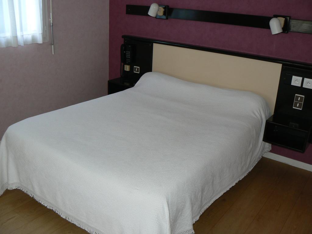 Hotel Restaurant Le Bourgneuf Morlaas ภายนอก รูปภาพ