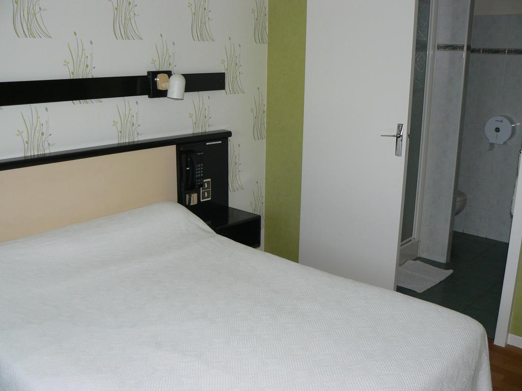 Hotel Restaurant Le Bourgneuf Morlaas ภายนอก รูปภาพ